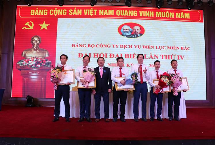 Xí nghiệp Dịch vụ Điện lực Thái Nguyên thi đua lập thành tích chào mừng Đại hội Đảng bộ Công ty Dịch vụ Điện lực miền Bắc