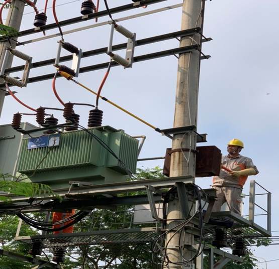 Xí nghiệp Dịch vụ Điện lực Vĩnh Phúc đồng hành cùng Công ty Điện lực Vĩnh Phúc đảm bảo cấp điện an toàn, ổn định mùa nắng nóng.
