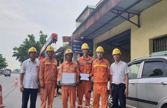 Ban Giám đốc, BCH Công đoàn Xí nghiệp Dịch vụ Điện lực Nam Định thăm hỏi, động viên người lao động trong thời tiết nắng nóng cực đoan