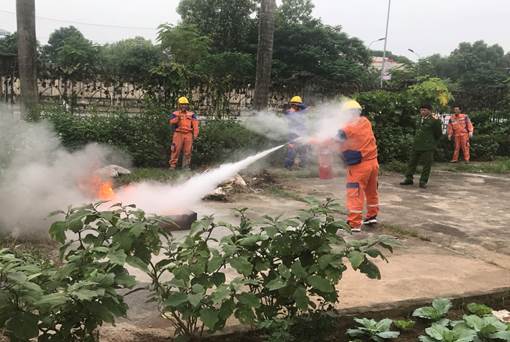 Xí nghiệp Dịch vụ Điện lực Hưng Yên diễn tập công tác PCCC & cứu nạn, cứu hộ