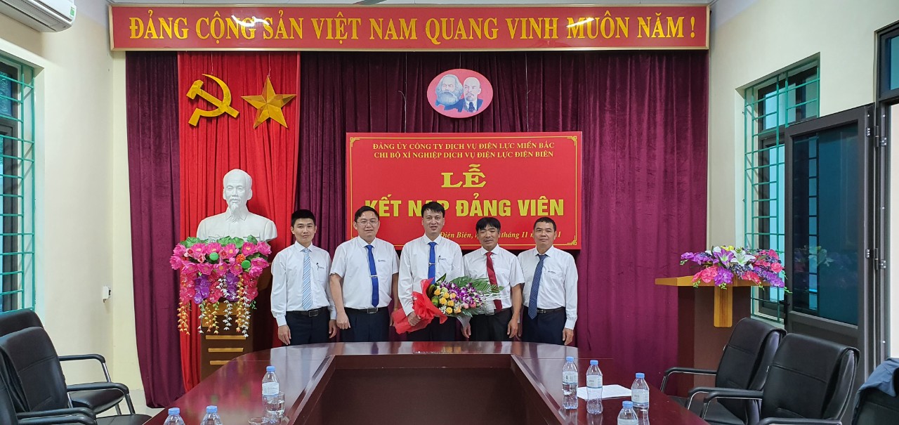 Lễ kết nạp Đảng viên mới tại Chi bộ Xí nghiệp Dịch vụ Điện lực Điện Biên