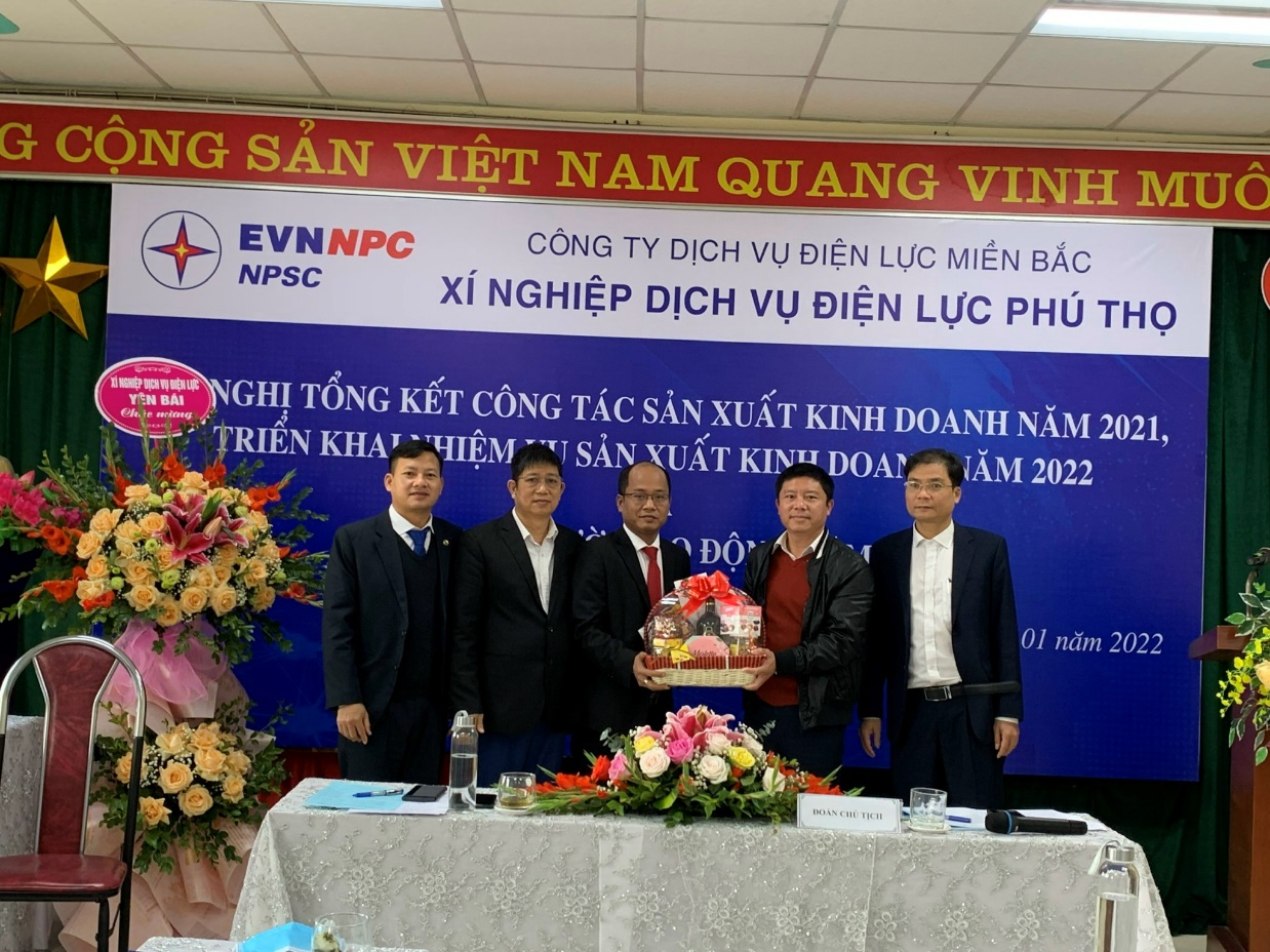 Xí nghiệp Dịch vụ Điện lực Phú Thọ tổng kết công tác sản xuất kinh doanh năm 2021 và Hội nghị người lao động 2022