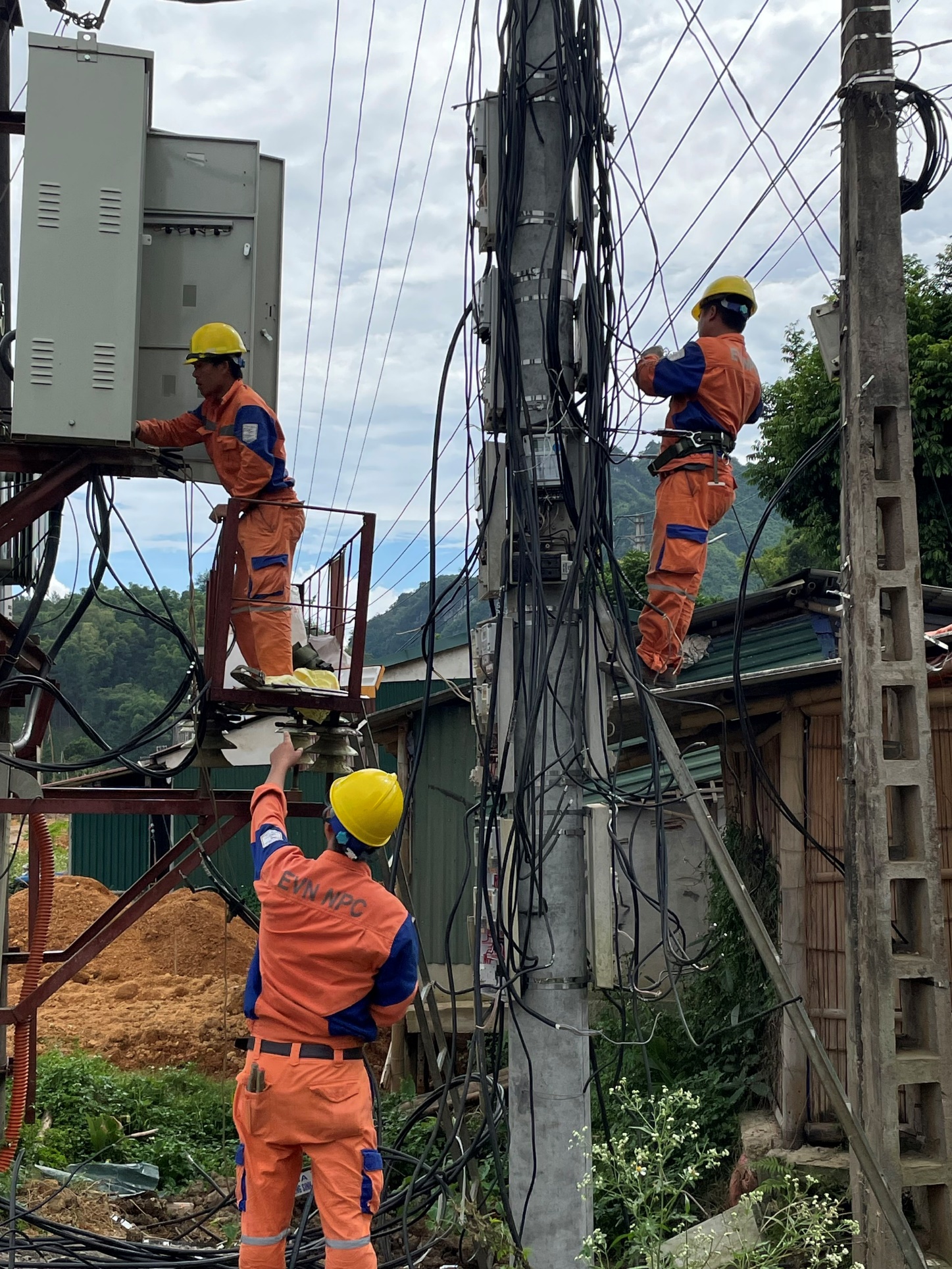 Xí nghiệp Dịch vụ Điện lực Sơn La hoàn thành công tác sửa chữa lớn bổ sung năm 2021